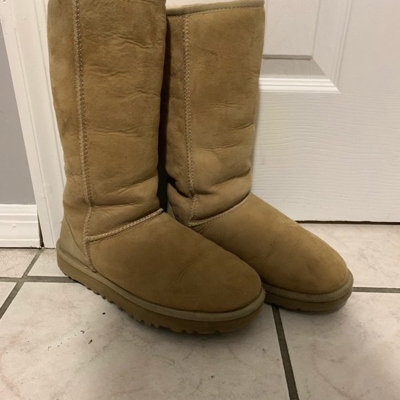 TALL UGG BOOTS - Picture 2 of 3